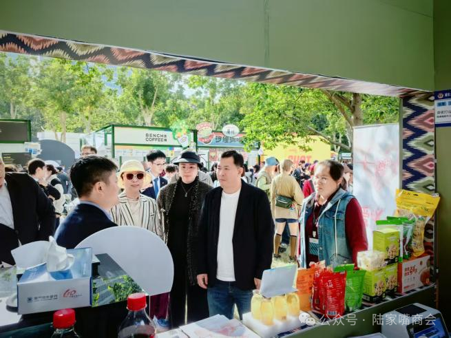 咖啡香里的爱心接力！陆家嘴街道商会义卖点亮边疆教育梦
